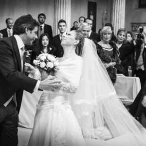 reportage fotografico di matrimonio:imprevisti comuni per le spose, il papà inciampa sul velo della figlia, a San Giorgio al Velabro